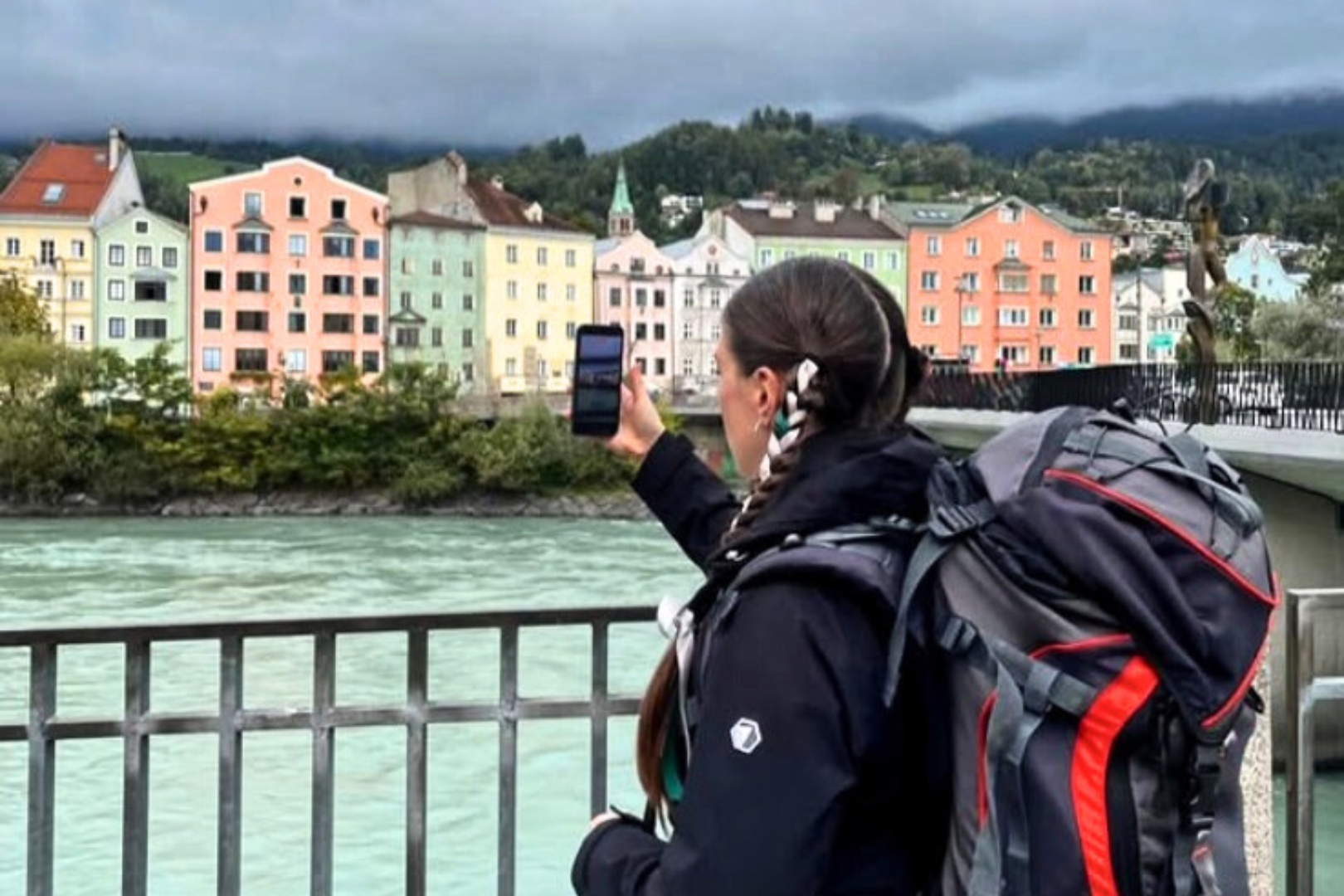 sisällöntuottaja kuvaa maisemaa innsbruckissa